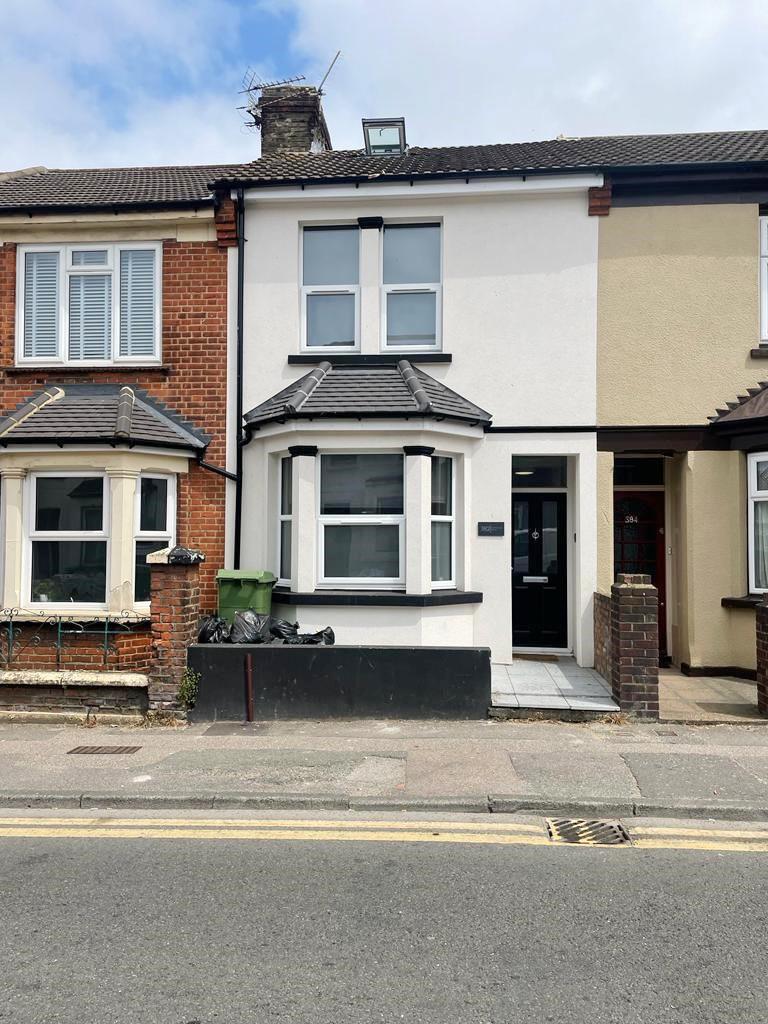 Lot: 48 - WELL PRESENTED SIX-BEDROOM HMO - Mid-terrace refurbished property with bay window
